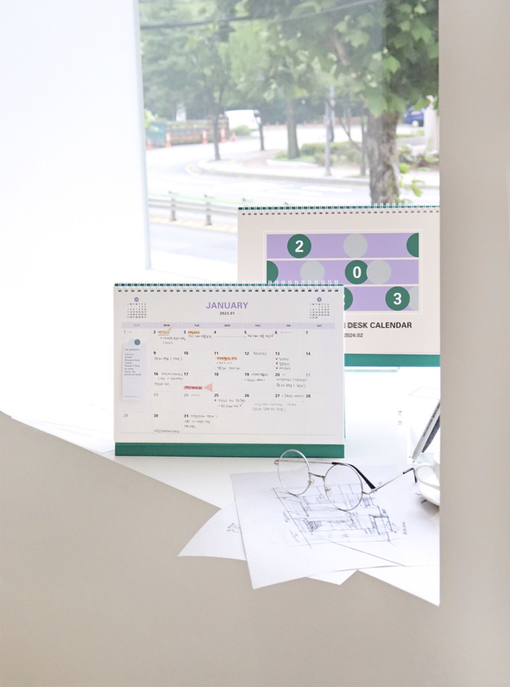 MochiThings: 2023 Prism A4 Work Desk Calendar