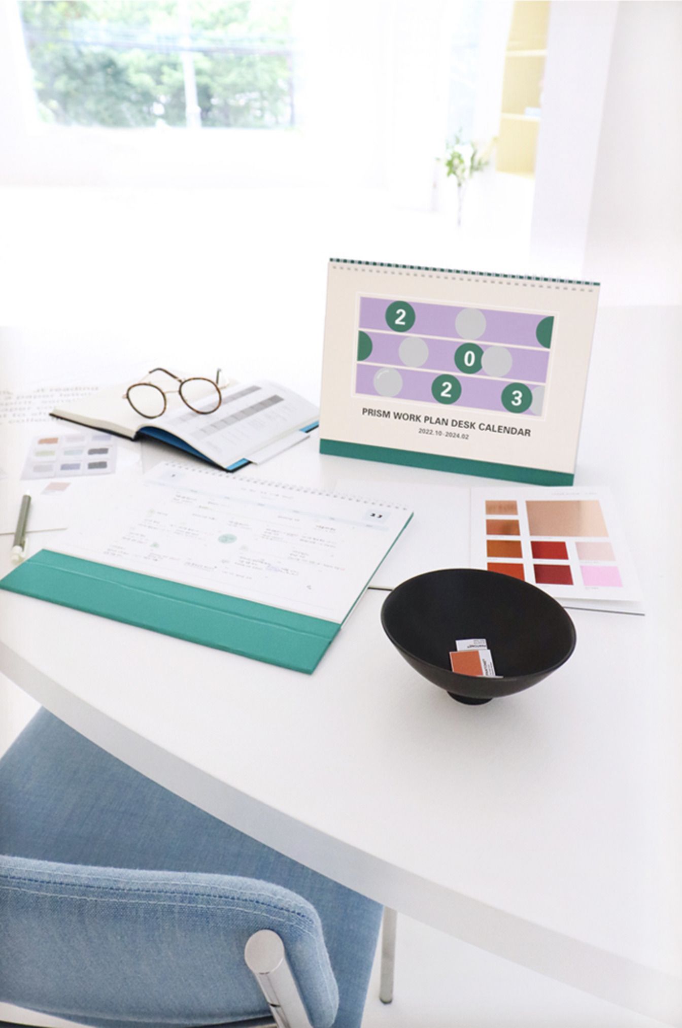 MochiThings: 2023 Prism A4 Work Desk Calendar