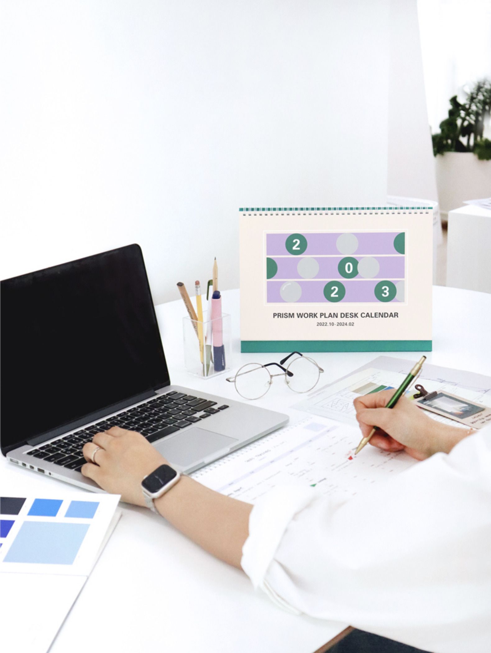 MochiThings: 2023 Prism A4 Work Desk Calendar