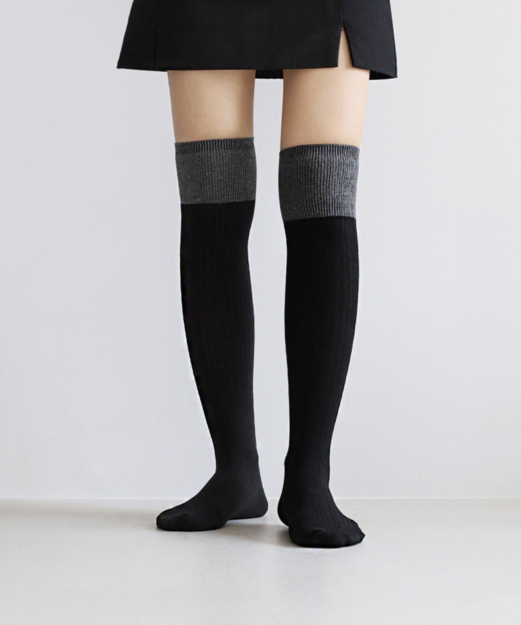 Women's Two Line Points Knee Socks - Black