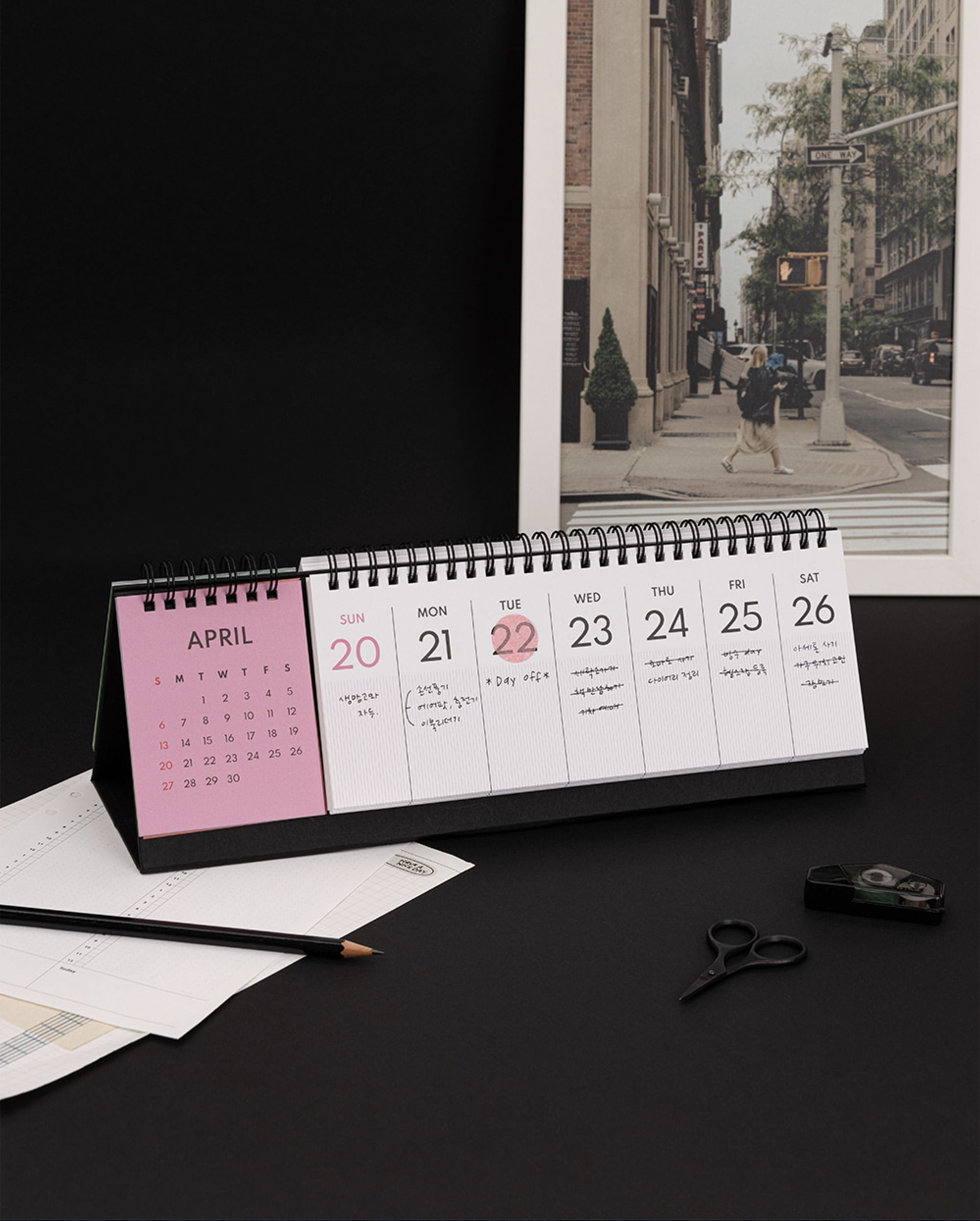 MochiThings: 2025 Palette Dual Desk Weekly Calendar