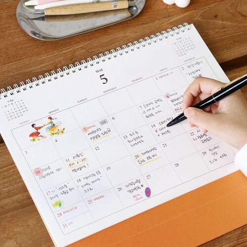 2026 Large Anne Story Desk Scheduler