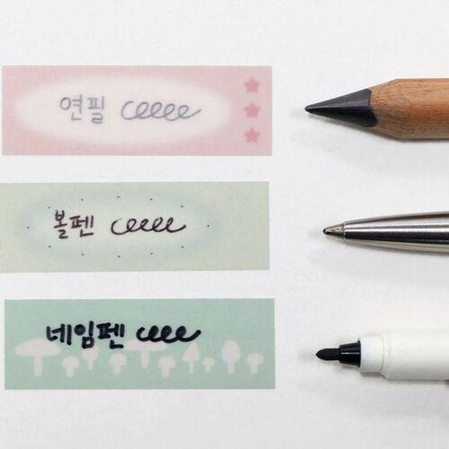 Three pastel-colored sticky notes with Korean writing and playful patterns are shown alongside pens, highlighting their writable surface and aesthetic appeal.