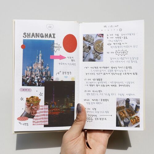A close-up spread shows the dotted layout supporting handwriting, stickers, photos, and layered decorations.