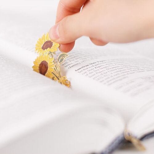 The four botanical bookmark styles are presented as compact page markers with coordinated metal charms.