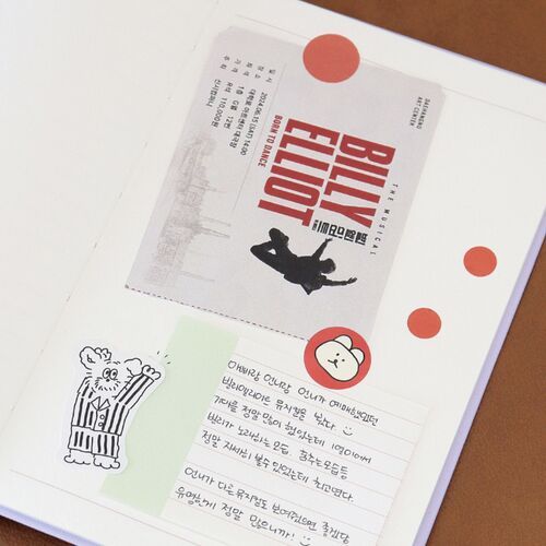 A blank two-page lined spread demonstrates the planner’s clean note pages and consistent pale ruling.