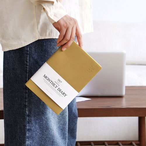 Schedulers are displayed in a tall stack, showing their consistent size and soft rounded cover corners.