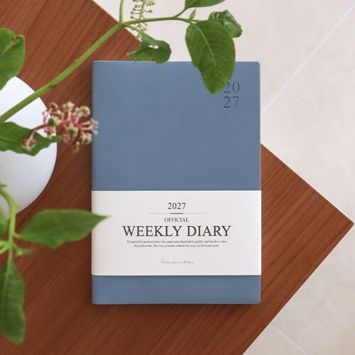 A hand presents the Green Mousse cover against a neutral background, emphasizing its simple finish.