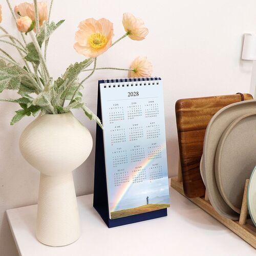 Multiple calendar sheets are arranged around both options, showing the 15-month range and varied scenic images.
