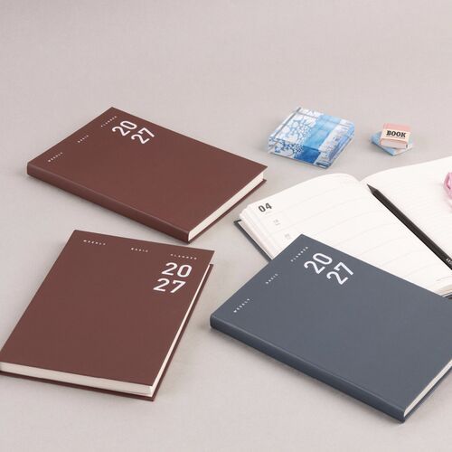 A full lined spread offers open writing space for notes, lists, or additional planning.